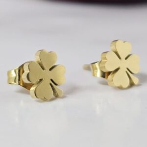 "Experience the beauty of moments filled with hope and optimism with these golden earrings decorated with four-leaf clover flowers. Each piece embodies luck and uniqueness, adding a touch of charm and elegance to your look and giving you an unforgettable feeling of distinction."