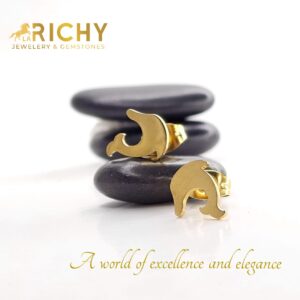 Discover a touch of fun and elegance with these golden dolphin earrings, with their delicate details and unique design, these earrings add a distinctive and cheerful touch to any look, with a touch of sparkle and luxury.