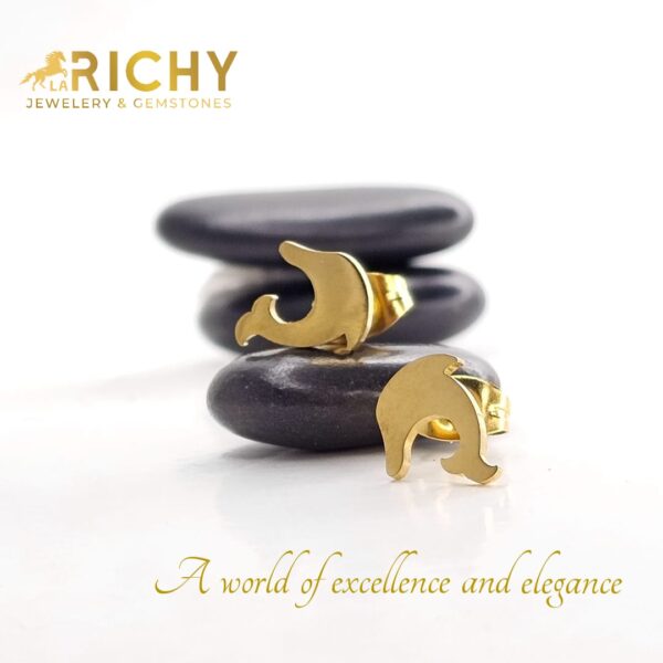 Discover a touch of fun and elegance with these golden dolphin earrings, with their delicate details and unique design, these earrings add a distinctive and cheerful touch to any look, with a touch of sparkle and luxury.