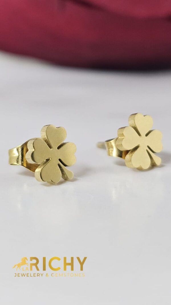 "Experience the beauty of moments filled with hope and optimism with these golden earrings decorated with four-leaf clover flowers. Each piece embodies luck and uniqueness, adding a touch of charm and elegance to your look and giving you an unforgettable feeling of distinction."